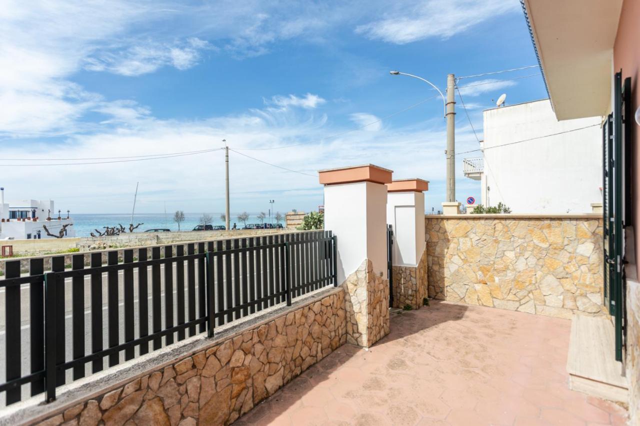 Villetta Bianca Sulla Spiaggia - Apulia Home غالّيبولي المظهر الخارجي الصورة