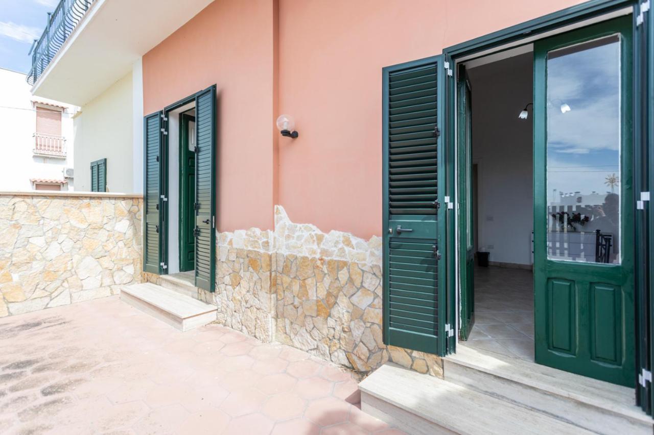 Villetta Bianca Sulla Spiaggia - Apulia Home غالّيبولي المظهر الخارجي الصورة